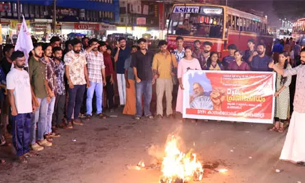 രാജീവ് ചന്ദ്രശേഖറിനെതിരെ ഡി.വൈ.എഫ്.ഐ പ്രതിഷേധം