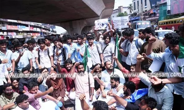 പി.എം ശ്രീ: റോഡ് ഉപരോധിച്ച് യു.ഡി.എസ്.എഫ് പ്രതിഷേധം പി.എം ശ്രീ: റോഡ് ഉപരോധിച്ച് യു.ഡി.എസ്.എഫ് പ്രതിഷേധം