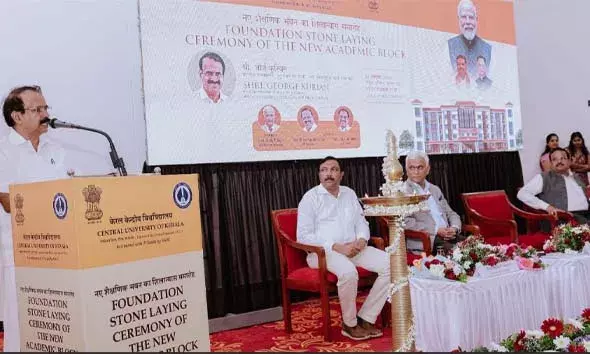 നാടിന്റെ വികസനത്തെക്കുറിച്ച് ചിന്തിക്കുമ്പോള്‍ അതില്‍ രാഷ്ട്രീയം ഒഴിവാക്കണമെന്ന് കേന്ദ്രമന്ത്രി ജോര്‍ജ് കുര്യന്‍