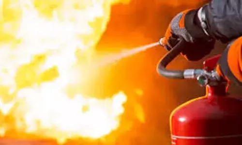 ഭാര്യയും കൊച്ചുമകളും ഉറങ്ങുകയായിരുന്ന മുറിയിലേക്ക് പെട്രോളൊഴിച്ച് തീയിട്ട ഭര്ത്താവിന് പൊള്ളലേറ്റ് ഗുരുതരം ഭാര്യയും കൊച്ചുമകളും ഉറങ്ങുകയായിരുന്ന മുറിയിലേക്ക് പെട്രോളൊഴിച്ച് തീയിട്ട ഭര്ത്താവിന് പൊള്ളലേറ്റ് ഗുരുതരം