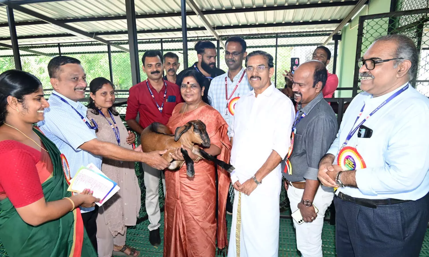 ബേഡഡുക്ക ഹൈടെക് ആട് ഫാം നാടിന് സമര്പ്പിച്ചു ബേഡഡുക്ക ഹൈടെക് ആട് ഫാം നാടിന് സമര്പ്പിച്ചു