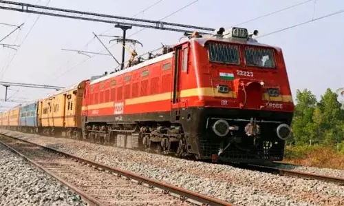 ട്രെയിനിനുള്ളില്‍ യാത്രക്കാരന്‍ തലകറങ്ങി വീണു; രക്ഷകരായി സഹയാത്രക്കാര്‍