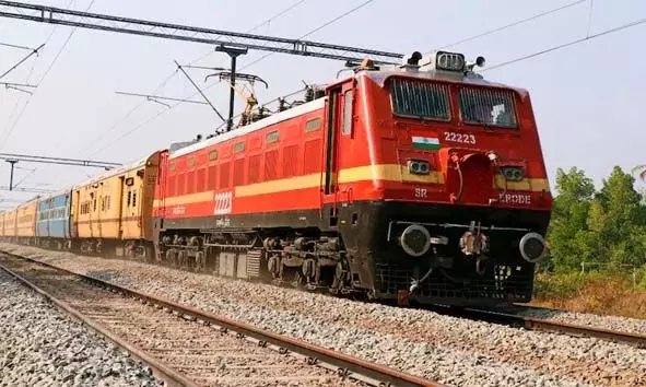 ട്രെയിനിനുള്ളില് യാത്രക്കാരന് തലകറങ്ങി വീണു; രക്ഷകരായി സഹയാത്രക്കാര് ട്രെയിനിനുള്ളില് യാത്രക്കാരന് തലകറങ്ങി വീണു; രക്ഷകരായി സഹയാത്രക്കാര്