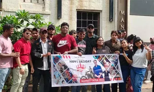 ഷാരൂഖ് ഖാന്റെ 60-ാം ജന്മദിനത്തില്‍ പതിവ് മന്നത്ത് യാത്ര യുമായി മുംബൈയിലെ വീട്ടിന് മുന്നിലെത്തി കൊല്‍ക്കത്തയിലെ ആരാധകര്‍