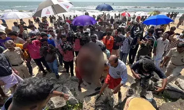 പയ്യാമ്പലത്ത് കടലില്‍ കുളിക്കാനിറങ്ങിയ 3 മെഡിക്കല്‍ വിദ്യാര്‍ഥികള്‍ മുങ്ങി മരിച്ചു