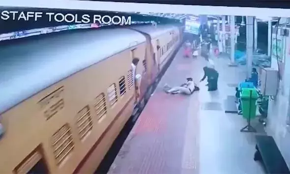 ഓടുന്ന ട്രെയിനില്‍ ചാടിക്കയറാന്‍ ശ്രമിക്കുന്നതിനിടെ യുവതി താഴേക്ക് വീണു; രക്ഷകനായി ആര്‍പിഎഫ് ജീവനക്കാരന്‍