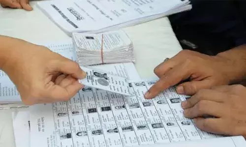 തദ്ദേശ പൊതുതിരഞ്ഞെടുപ്പ് : വോട്ടര് പട്ടികയില് പേര് ചേര്ക്കാന് നവംബര് 4, 5 തീയതികളില് അവസരം തദ്ദേശ പൊതുതിരഞ്ഞെടുപ്പ് : വോട്ടര് പട്ടികയില് പേര് ചേര്ക്കാന് നവംബര് 4, 5 തീയതികളില് അവസരം