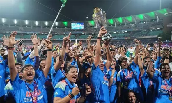 അഭിമാന നിമിഷം: ആദ്യ വനിതാ ഏകദിന ലോകകപ്പ് നേടിയ ഇന്ത്യയുടെ പെണ്‍പടയ്ക്ക് അഭിനന്ദന പ്രവാഹം