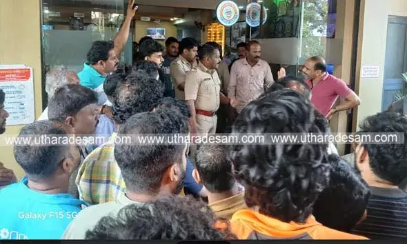 ഹരീഷന്റെ മരണത്തിന് കാരണം ഡോക്ടര്‍മാരുടെ അനാസ്ഥയെന്നാരോപിച്ച് ആസ്പത്രിക്ക് മുന്നില്‍ കുത്തിയിരിപ്പ് സമരം നടത്തി ബി.ജെ.പി പ്രവര്‍ത്തകര്‍