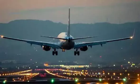 ടേക്ക് ഓഫിന് ഒരുങ്ങുന്നതിനിടെ കൗതുകം കൂടി എമര്‍ജന്‍സി വാതില്‍ തുറക്കാന്‍ ശ്രമിച്ച് യാത്രക്കാരന്‍