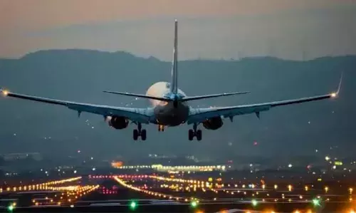 ടേക്ക് ഓഫിന് ഒരുങ്ങുന്നതിനിടെ കൗതുകം കൂടി എമര്‍ജന്‍സി വാതില്‍ തുറക്കാന്‍ ശ്രമിച്ച് യാത്രക്കാരന്‍