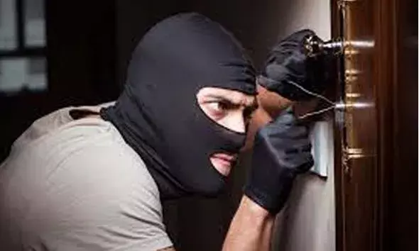 ഹൊസ് ദുര്‍ഗ് രാജേശ്വരി മഠത്തില്‍ മോഷണം; അന്വേഷണം ആരംഭിച്ച് പൊലീസ്