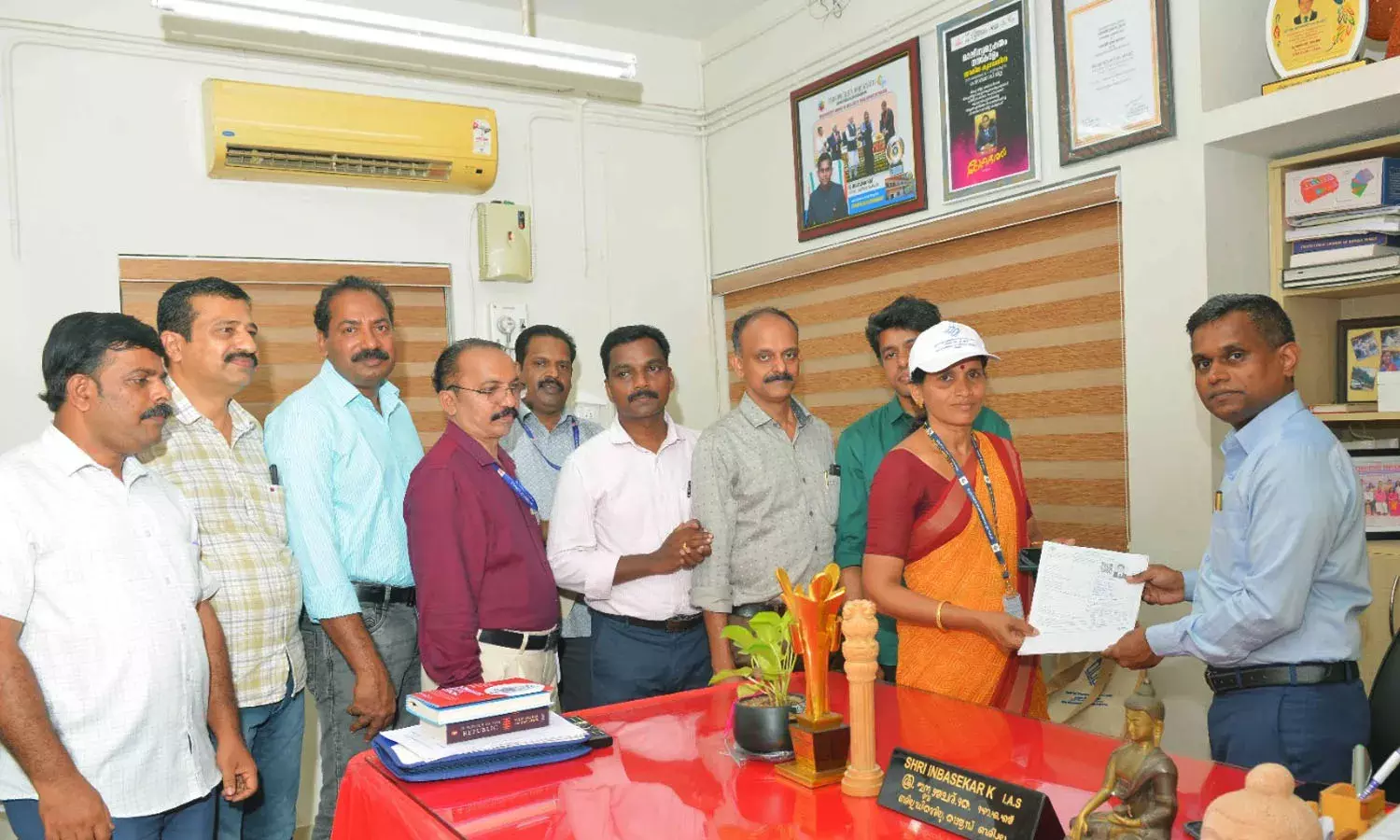 എസ്.ഐ.ആര്‍ ജില്ലയില്‍ പുരോഗമിക്കുന്നു; വി.ഐ.പി. വോട്ടര്‍മാര്‍ക്ക് എന്യൂമറേഷന്‍ ഫോം വിതരണം ചെയ്തു