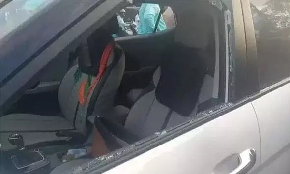 പാര്‍ക്ക് ചെയ്തിരുന്ന കാറിന്റെ ചില്ല് തകര്‍ത്ത് ഡാഷ് ബോര്‍ഡില്‍ സൂക്ഷിച്ചിരുന്ന 2 ലക്ഷം രൂപയുമായി മോഷ്ടാക്കള്‍ കടന്നുകളഞ്ഞു