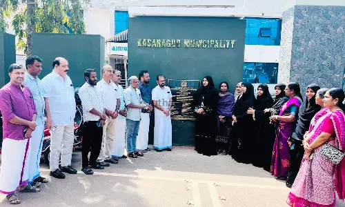 കാസര്കോട് നഗരസഭാ കാര്യാലയത്തിന് പ്രൗഢി പകര്ന്ന് പുതിയ കവാടം കാസര്കോട് നഗരസഭാ കാര്യാലയത്തിന് പ്രൗഢി പകര്ന്ന് പുതിയ കവാടം