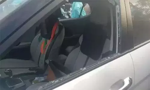 പാര്ക്ക് ചെയ്തിരുന്ന കാറിന്റെ ചില്ല് തകര്ത്ത് ഡാഷ് ബോര്ഡില് സൂക്ഷിച്ചിരുന്ന 2 ലക്ഷം രൂപയുമായി മോഷ്ടാക്കള് കടന്നുകളഞ്ഞു പാര്ക്ക് ചെയ്തിരുന്ന കാറിന്റെ ചില്ല് തകര്ത്ത് ഡാഷ് ബോര്ഡില് സൂക്ഷിച്ചിരുന്ന 2 ലക്ഷം രൂപയുമായി മോഷ്ടാക്കള് കടന്നുകളഞ്ഞു