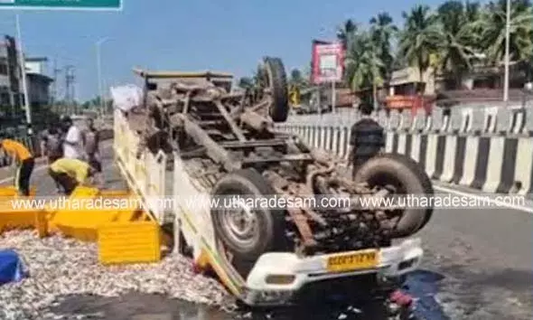 മീനുമായി പോകുകയായിരുന്ന പിക്കപ്പ് വാന്‍ ടയര്‍ ഊരിത്തെറിച്ചതിനെ തുടര്‍ന്ന് നിയന്ത്രണം വിട്ട് മറിഞ്ഞു