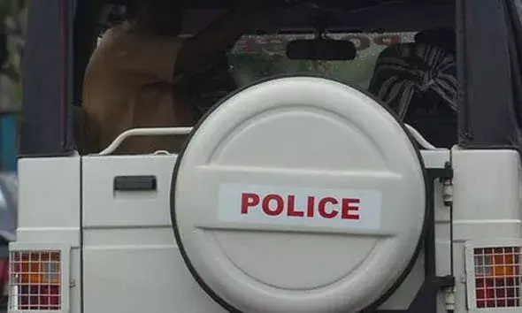 മദ്യക്കുപ്പികള്‍ റോഡരികിലേക്ക് വലിച്ചെറിഞ്ഞതിനെ ചോദ്യം ചെയ്ത യുവാവിനെ ഇരുമ്പ് വടികൊണ്ട് അടിച്ചതായി പരാതി