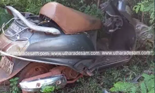 സ്‌കൂട്ടര്‍ മരത്തിലിടിച്ച് മൂന്ന് വിദ്യാര്‍ത്ഥിനികള്‍ക്ക് പരിക്ക്