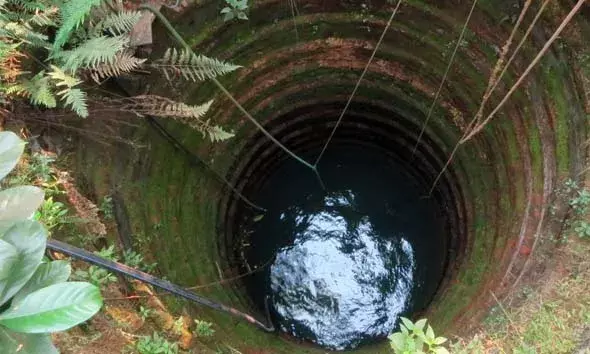 മൊബൈല്‍ഫോണ്‍ എടുക്കാന്‍ 30 അടി താഴ്ചയുള്ള കിണറ്റില്‍ ഇറങ്ങിയ യുവാവിന് പറ്റിയത് എട്ടിന്റെ പണി; രക്ഷകരായി ഫയര്‍ ഫോഴ്‌സ്