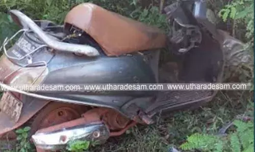 സ്കൂട്ടര് മരത്തിലിടിച്ച് മൂന്ന് വിദ്യാര്ത്ഥിനികള്ക്ക് പരിക്ക് സ്കൂട്ടര് മരത്തിലിടിച്ച് മൂന്ന് വിദ്യാര്ത്ഥിനികള്ക്ക് പരിക്ക്