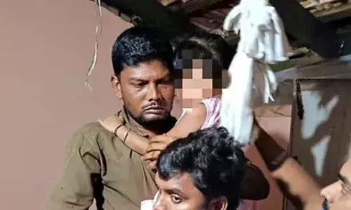 കുഞ്ഞിനൊപ്പം പിതാവിന്റെ ആത്മഹത്യാശ്രമം; 4 വയസ്സുകാരിയെ മുത്തച്ഛന്റെ സംരക്ഷണയിലേക്ക് അയച്ചു കുഞ്ഞിനൊപ്പം പിതാവിന്റെ ആത്മഹത്യാശ്രമം; 4 വയസ്സുകാരിയെ മുത്തച്ഛന്റെ സംരക്ഷണയിലേക്ക് അയച്ചു