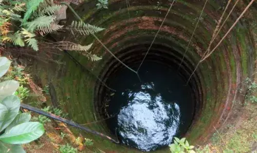 മൊബൈല്ഫോണ് എടുക്കാന് 30 അടി താഴ്ചയുള്ള കിണറ്റില് ഇറങ്ങിയ യുവാവിന് പറ്റിയത് എട്ടിന്റെ പണി; രക്ഷകരായി ഫയര് ഫോഴ്സ് മൊബൈല്ഫോണ് എടുക്കാന് 30 അടി താഴ്ചയുള്ള കിണറ്റില് ഇറങ്ങിയ യുവാവിന് പറ്റിയത് എട്ടിന്റെ പണി; രക്ഷകരായി ഫയര് ഫോഴ്സ്