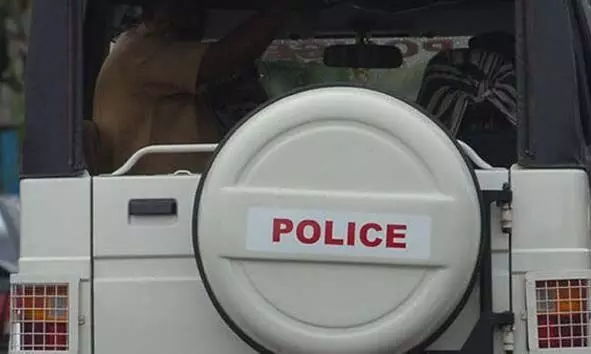 മദ്യക്കുപ്പികള് റോഡരികിലേക്ക് വലിച്ചെറിഞ്ഞതിനെ ചോദ്യം ചെയ്ത യുവാവിനെ ഇരുമ്പ് വടികൊണ്ട് അടിച്ചതായി പരാതി മദ്യക്കുപ്പികള് റോഡരികിലേക്ക് വലിച്ചെറിഞ്ഞതിനെ ചോദ്യം ചെയ്ത യുവാവിനെ ഇരുമ്പ് വടികൊണ്ട് അടിച്ചതായി പരാതി