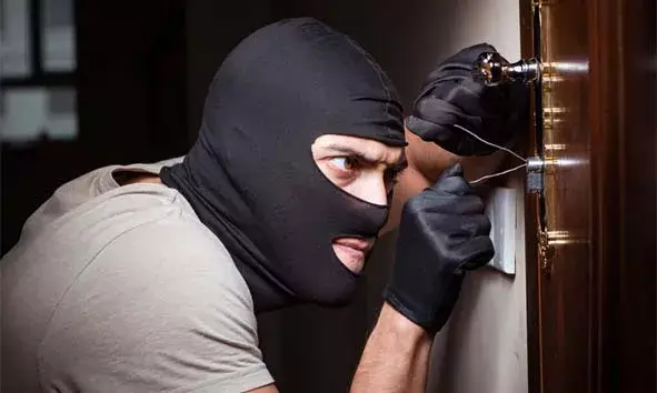 ആള്‍ത്താമസമില്ലാത്ത തറവാട് വീട്ടില്‍ നിന്ന് രണ്ടര ലക്ഷം രൂപയുടെ തൂണുകള്‍ കവര്‍ന്നു