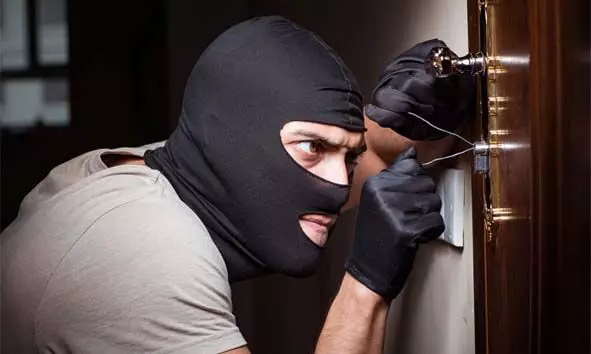 ആള്ത്താമസമില്ലാത്ത തറവാട് വീട്ടില് നിന്ന് രണ്ടര ലക്ഷം രൂപയുടെ തൂണുകള് കവര്ന്നു ആള്ത്താമസമില്ലാത്ത തറവാട് വീട്ടില് നിന്ന് രണ്ടര ലക്ഷം രൂപയുടെ തൂണുകള് കവര്ന്നു