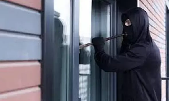 വീടിന്റെ ഓടിളക്കി അകത്ത് കടന്ന മോഷ്ടാവ് 30 കിലോ കുരുമുളകും അടക്കയും കവര്‍ന്നു