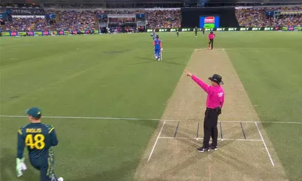 ഇന്ത്യ, ഓസ്ട്രേലിയ 5ാം ടി20 മത്സരത്തിനിടെ ഇടമിന്നലും മഴയും; കളി നിര്‍ത്തിവച്ചു