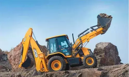 മണ്ണെടുക്കുന്നതിനിടെ പിടികൂടിയ ജെ.സി.ബിയുടെ നമ്പര് പ്ലേറ്റ് സ്കൂട്ടറിന്റേത് മണ്ണെടുക്കുന്നതിനിടെ പിടികൂടിയ ജെ.സി.ബിയുടെ നമ്പര് പ്ലേറ്റ് സ്കൂട്ടറിന്റേത്