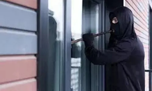 വീടിന്റെ ഓടിളക്കി അകത്ത് കടന്ന മോഷ്ടാവ് 30 കിലോ കുരുമുളകും അടക്കയും കവര്ന്നു വീടിന്റെ ഓടിളക്കി അകത്ത് കടന്ന മോഷ്ടാവ് 30 കിലോ കുരുമുളകും അടക്കയും കവര്ന്നു