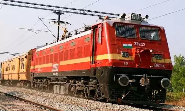 ട്രെയിന് യാത്രക്കിടെ മര്ച്ചന്റ്സ് അസോസിയേഷന് പ്രസിഡന്റിന്റെ പണവും ഫോണും കവര്ന്ന കേസില് പ്രതി അറസ്റ്റില് ട്രെയിന് യാത്രക്കിടെ മര്ച്ചന്റ്സ് അസോസിയേഷന് പ്രസിഡന്റിന്റെ പണവും ഫോണും കവര്ന്ന കേസില് പ്രതി അറസ്റ്റില്