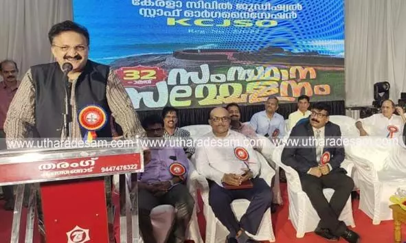 സിവില്-ജുഡീഷ്യല് ജീവനക്കാരാണ് ജുഡീഷ്യറിയുടെ മുഖമുദ്രയെന്ന് ഹൈക്കോടതി ജഡ്ജി ജസ്റ്റിസ് പി.വി കുഞ്ഞികൃഷ്ണന് സിവില്-ജുഡീഷ്യല് ജീവനക്കാരാണ് ജുഡീഷ്യറിയുടെ മുഖമുദ്രയെന്ന് ഹൈക്കോടതി ജഡ്ജി ജസ്റ്റിസ് പി.വി കുഞ്ഞികൃഷ്ണന്