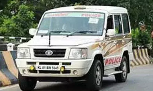 കോളേജ് വിദ്യാര്ത്ഥിനിയെ ശല്യം ചെയ്ത റോഡുപണിക്കാരനെ നാട്ടുകാര് കൈകാര്യം ചെയ്തു കോളേജ് വിദ്യാര്ത്ഥിനിയെ ശല്യം ചെയ്ത റോഡുപണിക്കാരനെ നാട്ടുകാര് കൈകാര്യം ചെയ്തു