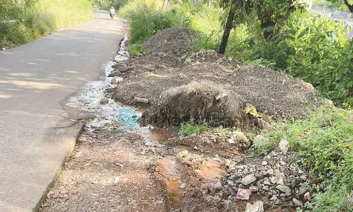 അധികൃതരുടെ അനാസ്ഥയില് പരക്കെ കുടിവെള്ളം പാഴാവുന്നു അധികൃതരുടെ അനാസ്ഥയില് പരക്കെ കുടിവെള്ളം പാഴാവുന്നു
