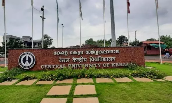 ദളിത് വിഭാഗത്തില്‍പെട്ട കിച്ചന്‍ ഹെല്‍പ്പറെ കേന്ദ്രസര്‍വകലാശാല അധികൃതര്‍ പുറത്താക്കിയ നടപടി വിവാദത്തില്‍