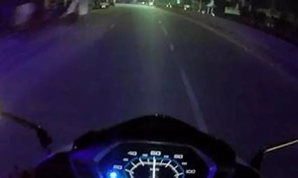 ഒരു മാസത്തെ ഓണ്‍ലൈന്‍ പ്രണയത്തിനൊടുവില്‍ ആദ്യ കൂടിക്കാഴ്ച; യുവാവിന്റെ പുത്തന്‍ സ്‌കൂട്ടര്‍ അടിച്ചുമാറ്റി കാമുകി സ്ഥലം വിട്ടു