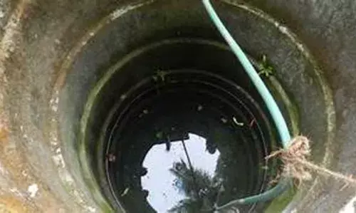 കിണറില്‍ വീണ നെല്ലിക്കുന്ന് സ്വദേശിയെ രക്ഷപ്പെടുത്താന്‍ ശ്രമിച്ച യു.പി സ്വദേശിയും കുടുങ്ങി; ഒടുവില്‍ രക്ഷകരായെത്തി അഗ്‌നിരക്ഷാസേന