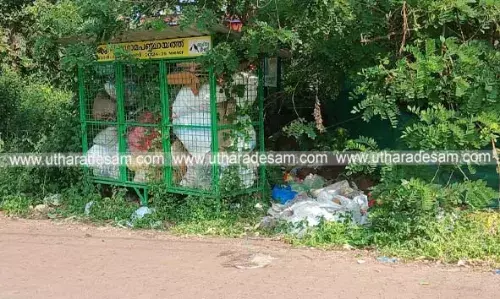 എം.സി.എഫ് നിറഞ്ഞു; പുറത്തും മാലിന്യം തള്ളുന്നതും പതിവായി, കുമ്പള ഗവ. ആസ്പത്രി റോഡില്‍ ദുരിതം