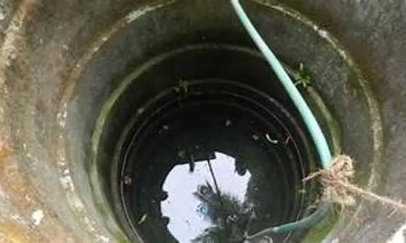 കിണറില് വീണ നെല്ലിക്കുന്ന് സ്വദേശിയെ രക്ഷപ്പെടുത്താന് ശ്രമിച്ച യു.പി സ്വദേശിയും കുടുങ്ങി; ഒടുവില് രക്ഷകരായെത്തി അഗ്നിരക്ഷാസേന കിണറില് വീണ നെല്ലിക്കുന്ന് സ്വദേശിയെ രക്ഷപ്പെടുത്താന് ശ്രമിച്ച യു.പി സ്വദേശിയും കുടുങ്ങി; ഒടുവില് രക്ഷകരായെത്തി അഗ്നിരക്ഷാസേന