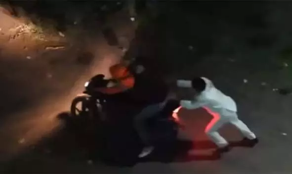 വിവാഹ വേദിയില്‍ വച്ച് വരനെ കുത്തിപ്പരിക്കേല്‍പ്പിച്ചശേഷം അക്രമി കടന്നുകളഞ്ഞു; ദൃശ്യങ്ങള്‍ പകര്‍ത്തി ഡ്രോണ്‍