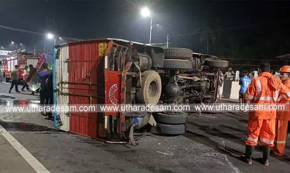 മൊഗ്രാല് പുത്തൂര് ദേശീയ പാതയില് മീന് ലോറി മറിഞ്ഞ് റോഡ് ഗതാഗതം മണിക്കൂറുകളോളം തടസപ്പെട്ടു മൊഗ്രാല് പുത്തൂര് ദേശീയ പാതയില് മീന് ലോറി മറിഞ്ഞ് റോഡ് ഗതാഗതം മണിക്കൂറുകളോളം തടസപ്പെട്ടു