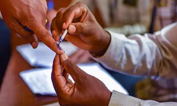 തദ്ദേശ തിരഞ്ഞെടുപ്പ്; പ്രചാരണത്തില് സ്ഥാനാര്ത്ഥികളും രാഷ്ട്രീയ പാര്ട്ടികളും ചട്ടങ്ങള് പാലിക്കണമെന്ന് സംസ്ഥാന തിരഞ്ഞെടുപ്പ് കമ്മീഷന് തദ്ദേശ തിരഞ്ഞെടുപ്പ്; പ്രചാരണത്തില് സ്ഥാനാര്ത്ഥികളും രാഷ്ട്രീയ പാര്ട്ടികളും ചട്ടങ്ങള് പാലിക്കണമെന്ന് സംസ്ഥാന തിരഞ്ഞെടുപ്പ് കമ്മീഷന്