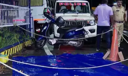 കളിക്കുന്നതിനെ ചൊല്ലിയുള്ള തര്ക്കത്തിനിടെ 19 കാരന് നടുറോഡില് കുത്തേറ്റ് മരിച്ചു കളിക്കുന്നതിനെ ചൊല്ലിയുള്ള തര്ക്കത്തിനിടെ 19 കാരന് നടുറോഡില് കുത്തേറ്റ് മരിച്ചു