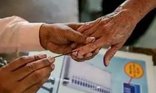 തദ്ദേശ തിരഞ്ഞെടുപ്പ്: സമൂഹമാധ്യമ നിരീക്ഷണം ഊര്ജിതമാക്കാന് നിര്ദ്ദേശിച്ച് തിരഞ്ഞെടുപ്പ് കമ്മീഷന് തദ്ദേശ തിരഞ്ഞെടുപ്പ്: സമൂഹമാധ്യമ നിരീക്ഷണം ഊര്ജിതമാക്കാന് നിര്ദ്ദേശിച്ച് തിരഞ്ഞെടുപ്പ് കമ്മീഷന്