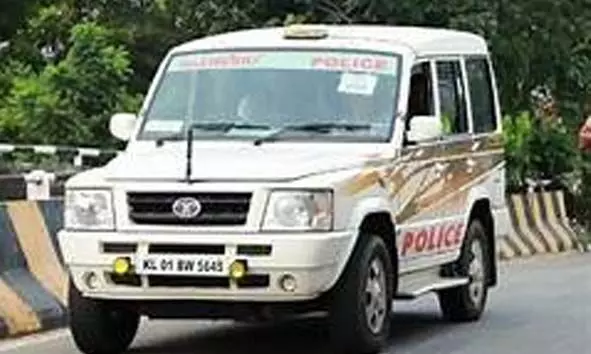 കാറിലെത്തിയ സംഘം ലോറി തടഞ്ഞ് ഡ്രൈവറെയും സഹായിയെയും മര്ദ്ദിച്ചതായി പരാതി കാറിലെത്തിയ സംഘം ലോറി തടഞ്ഞ് ഡ്രൈവറെയും സഹായിയെയും മര്ദ്ദിച്ചതായി പരാതി