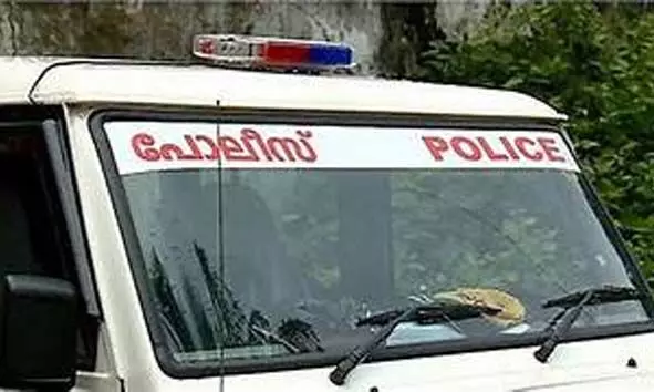 കൂടുതല് സ്ത്രീധനമാവശ്യപ്പെട്ട് യുവതിക്ക് മര്ദ്ദനം; 3 പേര്ക്കെതിരെ കേസ് കൂടുതല് സ്ത്രീധനമാവശ്യപ്പെട്ട് യുവതിക്ക് മര്ദ്ദനം; 3 പേര്ക്കെതിരെ കേസ്